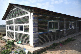 बोत्तलबाट बन्यो यस्तो घर