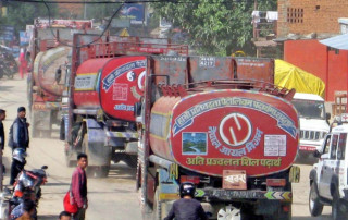 भारतबाट फेरि बढेर आयो पेट्रोल र डिजेलको मूल्य, नेपालमा के होला ?