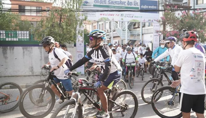 वातावरण दिवसको अवसरमा सांग्रिला डेभलमेन्ट बैंकको साइकल र्‍याली