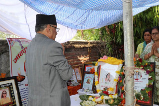 प्रधानमन्त्री  प्रचण्ड उपप्रधानमन्त्री पूर्णबहादुरको बुहारीको श्रद्धाञ्जली सभामा सहभागी