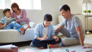 आफ्नो छोराछोरीलाई मानसिक रूपमा बलियो बनाउन चाहनुहुन्छ ? यी गल्ती कहिल्यै नगर्नुहोस्