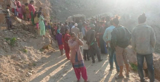 कालिकोटमा रोकिराखेको जिप आफैँ ‘ब्याक’ भई सडकबाट खस्दा २ जनाको  घटनास्थलमै  मृत्यु
