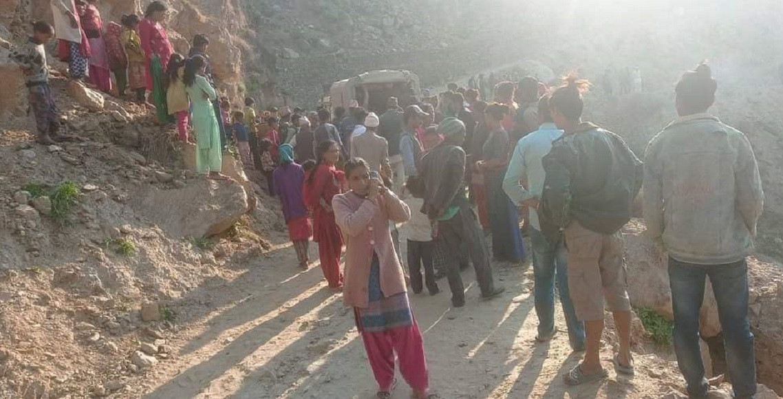 कालिकोटमा रोकिराखेको जिप आफैँ ‘ब्याक’ भई सडकबाट खस्दा २ जनाको  घटनास्थलमै  मृत्यु