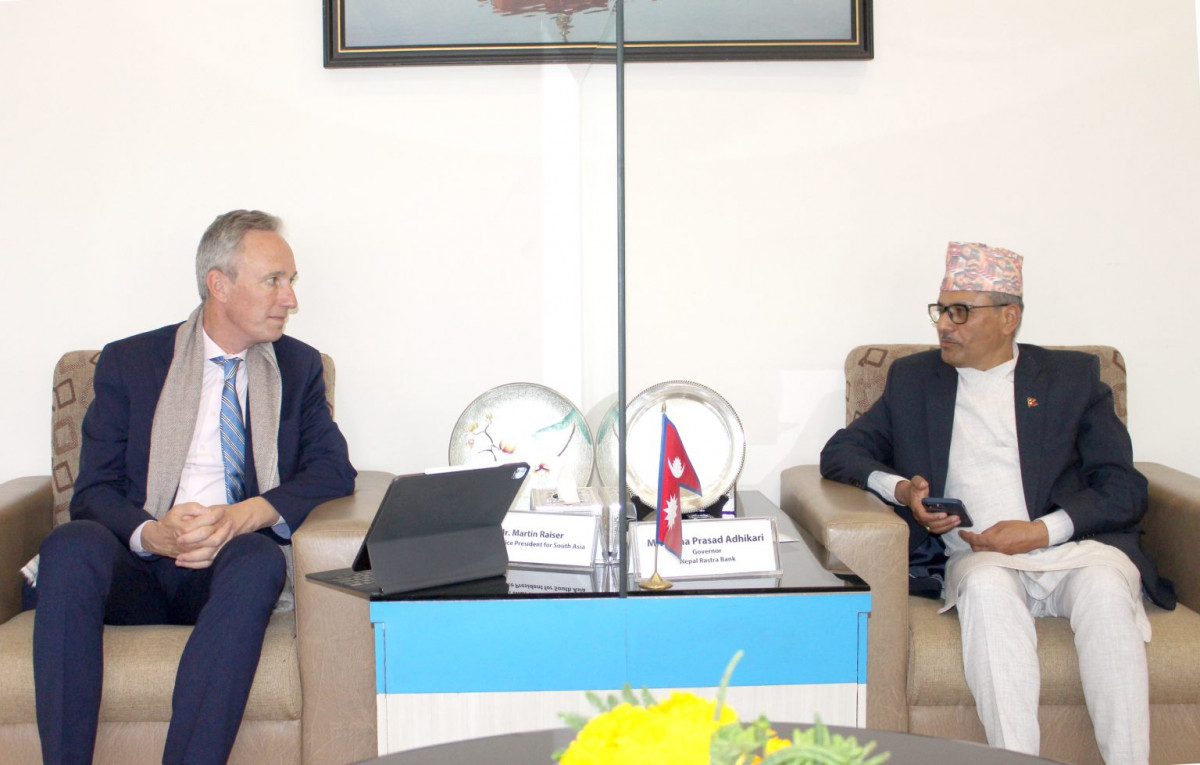 गभर्नर अधिकारी र विश्व बैंक दक्षिण एसियाका उपाध्यक्ष रेजरबीच भेटवार्ता