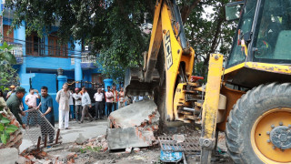 अनामनगरको सार्वजनिक जग्गामा काठमाडौं महानगरको डोजर, स्थानीयले गरे विरोध