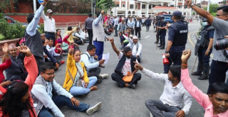 माइतीघरमा शिक्षक र प्रहरीबीच ठेलम ठेल
