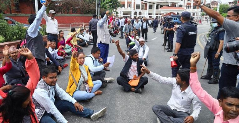 माइतीघरमा शिक्षक र प्रहरीबीच ठेलम ठेल