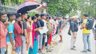 नागरिकता लिन भोकभोकै २५० मिटर लामो लाइनमा