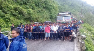 पहिरोले अवरुद्ध नारायणगढ–मुग्लिन सडक अझै सुचारु भएन