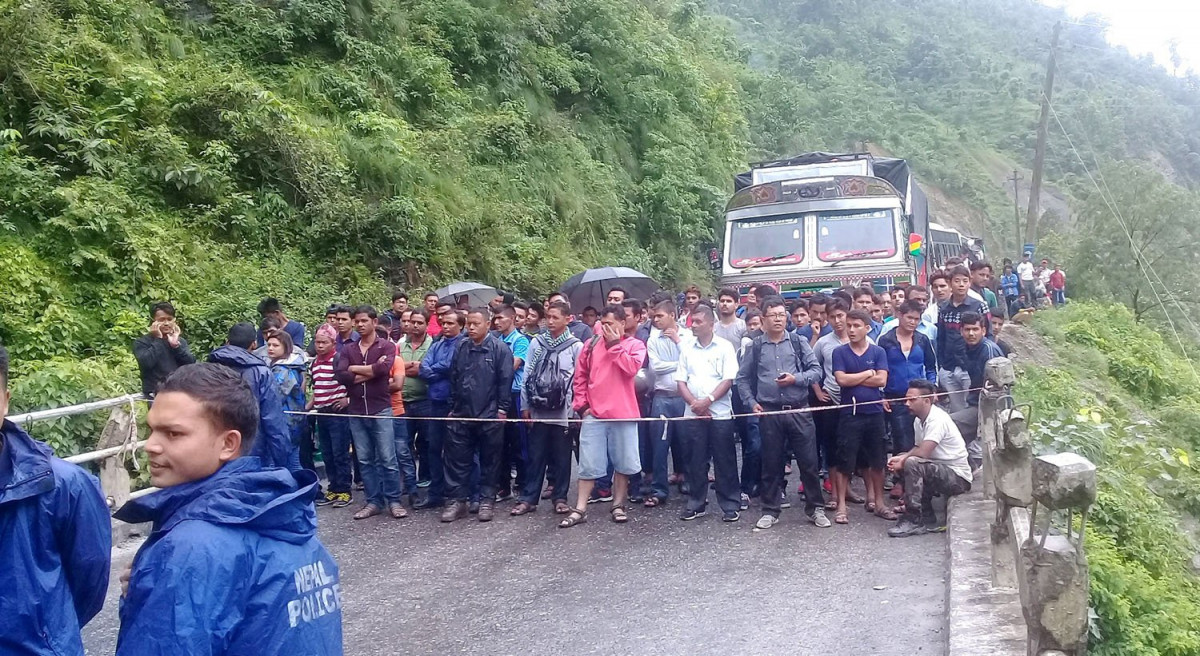 पहिरोले अवरुद्ध नारायणगढ–मुग्लिन सडक अझै सुचारु भएन