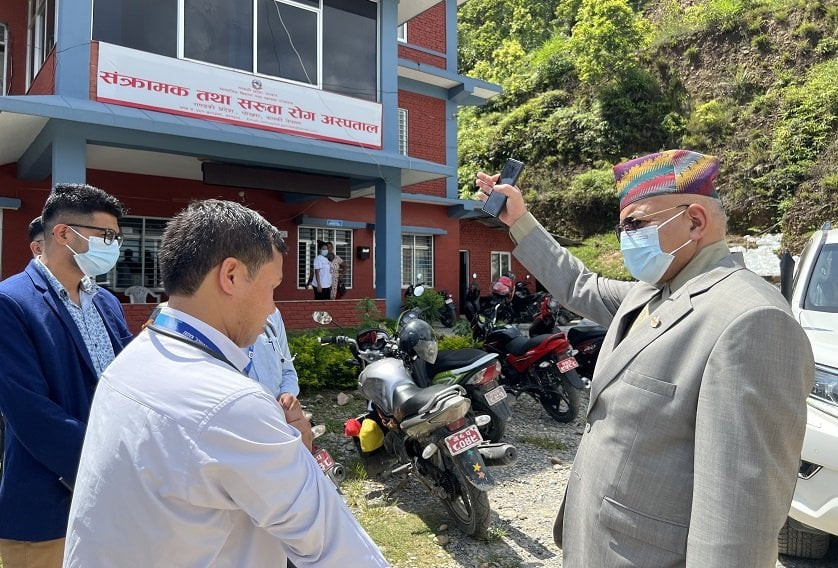 गण्डकी प्रदेशका मुख्यमन्त्री पाण्डेद्वारा अस्पतालको निरीक्षण