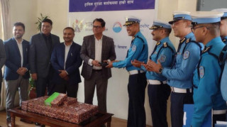 हिमालयन एभरेष्ट इन्स्योरेन्सद्वारा ट्राफिक प्रहरीलाई ४० थान स्मार्ट मोबाइल फोन सेट हस्तान्तरण