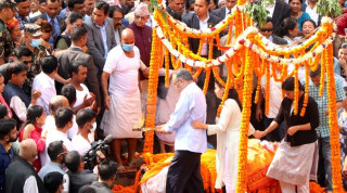 दुई छोरी सहित प्रचण्डले दिए दागबत्ती
