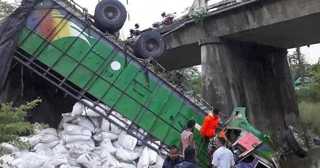 भैरहवाबाट रासायनिक मल लिएर नेपालगन्ज जाँदै गरेको ट्रक दाङमा दुर्घटना