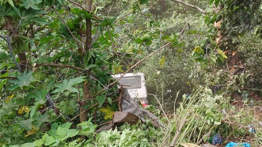 धुलिखेलबाट काठमाडौं आउँदै  गरेको बस दुर्घटना हुँदा ७ जना घाईते(भिडियो)