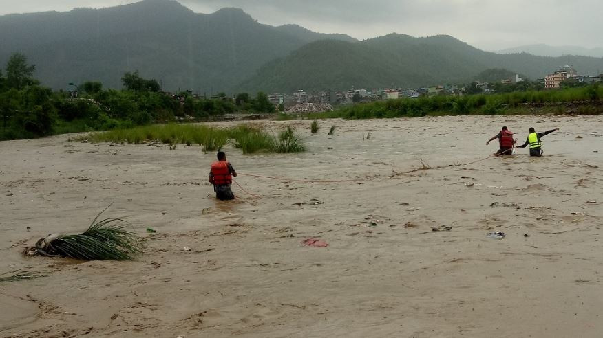 सशस्त्र प्रहरीद्वारा तिनाउ नदीमा फसेका ५ बालबालिकाको सकुशल उद्धार