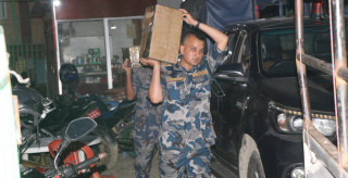 सोह्रखुट्टेस्थित एक गोदाममा राजस्वको छापा, ६६ कार्टुन ‘ब्रेक शु’ बरामद