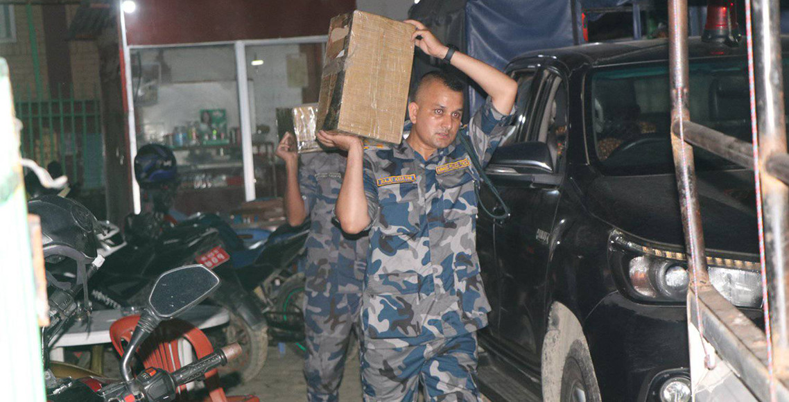 सोह्रखुट्टेस्थित एक गोदाममा राजस्वको छापा, ६६ कार्टुन ‘ब्रेक शु’ बरामद