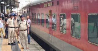 भारतमा चलिरहेको रेलमा गोली प्रहार, ४ जनाको मृत्यु