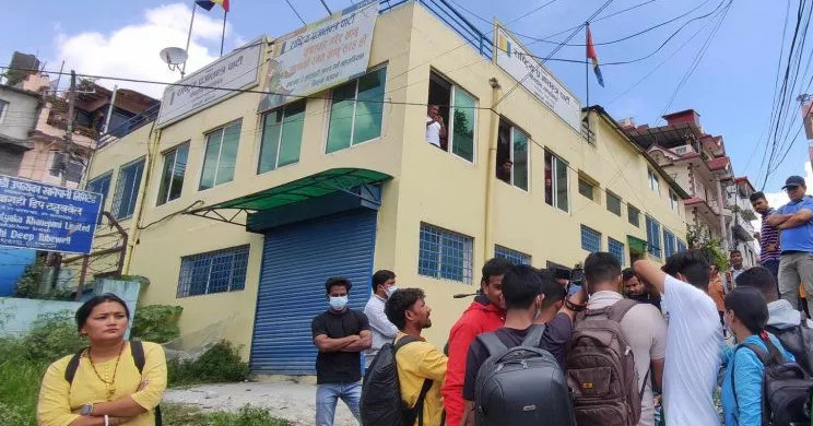 राप्रपा पार्टी कार्यालयमा महानगरको टोली आउने हल्लापछि कार्यकर्ताहरूको भिड