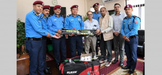 पुलिसलाई ‘हक्की स्टिक’ लगायतका खेल सामाग्री वितरण