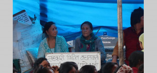 सहकारीमा फसेको रकम फिर्ता माग्दै बसुन्धरा भुसाल र चैत्यदेवी बसे माइतीघरमा धर्ना