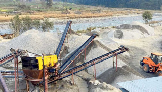क्रसर तथा खानी उद्योगहरू नवीकरण गरी तत्काल सञ्चालन गर्ने वातावरण बनाउन व्यवसायीहरूको माग