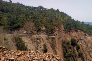 पहिराेले सालझण्डी–ढोरपाटन सडक अवरुद्ध, पर्यटकले बीच बाटोबाटै फर्किनुपरेको स्थानीयको गुनासो