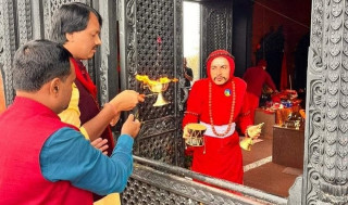 धर्म–कर्ममा रमाउँदै राउत : साउनको चौथो सोमबार पूजा गर्न भालेश्वर महादेव