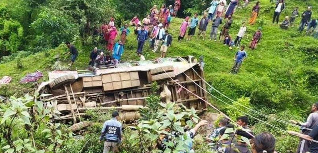 रोल्पा बस दुर्घटना अपडेट: दुई जनाको शव भेटियो, घाइतेको उपचार र उद्दार जारी