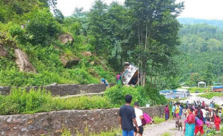 दोलखामा बस दुर्घटना हुँदा, १६ जना घाइते