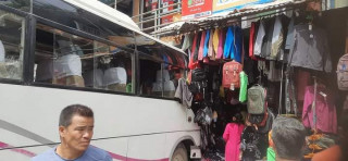 गुडिरहेको बस एक्कासी पसल भित्र पसेपछि ...