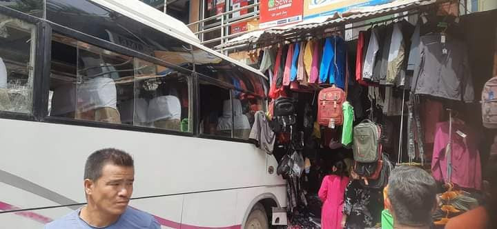 गुडिरहेको बस एक्कासी पसल भित्र पसेपछि ...