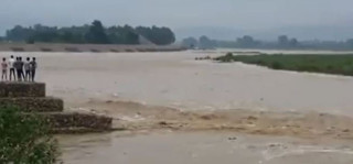 कर्णाली नदी बस्तीमा पस्ने जोखिम :  उच्च सतर्कता अपनाउन आग्रह