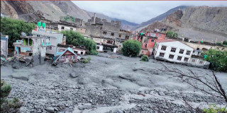 कागबेनीको बाढी : २९ घरमा पूर्ण क्षति, स्थानीय भन्छन्– मुक्तिनाथबाट धेरैले फोन गरेर बाढी आएको जानकारी दिएकाले बाँच्यौं