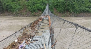 बाढीले  झोलुङ्गे पुलमा क्षति पुर्याउँदा किसानलाई  समस्या