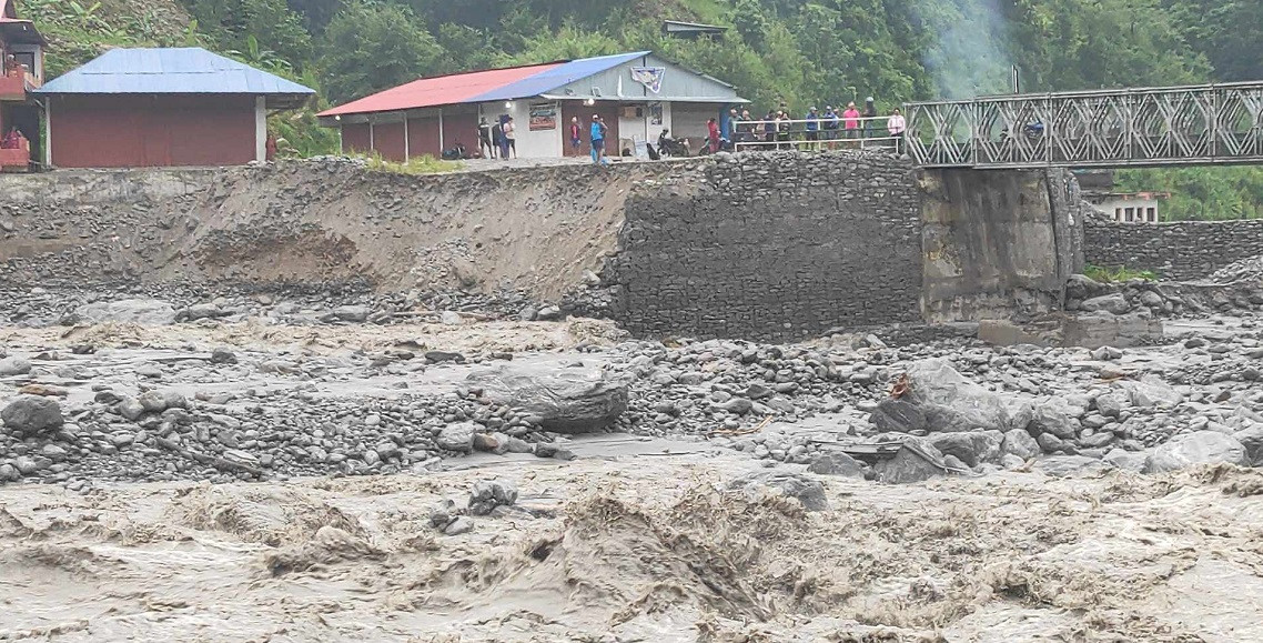 अबिरल वर्षाका कारण सिन्धुपालचोकमा  बाढी, मेलम्ची–हेलम्बु सडक अवरुद्ध