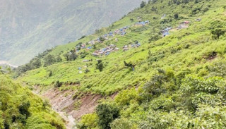 जमिन भासिँदै गएपछि खानीगाउँ पहिरोको जोखिममा