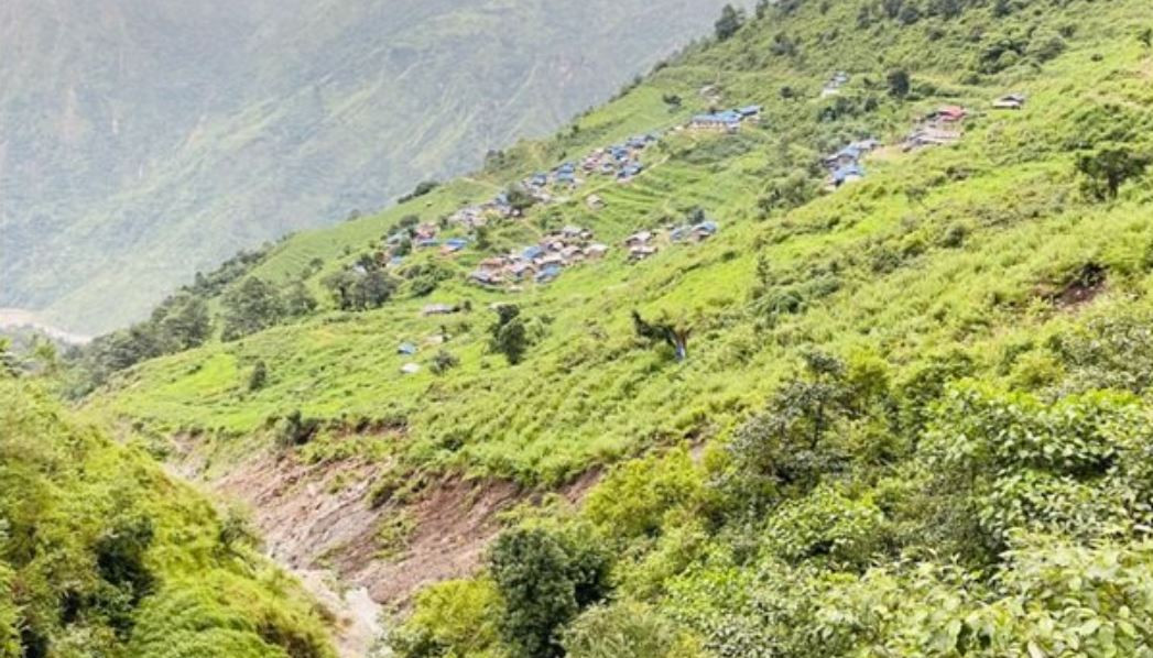 जमिन भासिँदै गएपछि खानीगाउँ पहिरोको जोखिममा