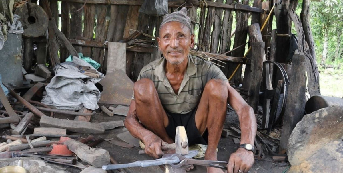 ६ दशकदेखि आरनमा फलाम पिट्दै पदमलाल