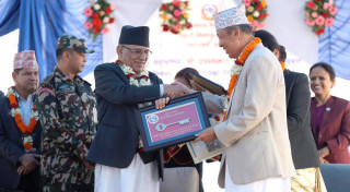 प्रधानमन्त्रीद्वारा प्रदेश प्रमुख र मुख्यमन्त्रीलाई निवासको साँचो हस्तान्तरण