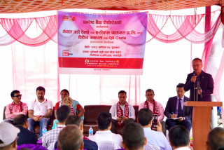 एभरेष्ट बैंकद्वारा रुपन्देहीका एक सय इ-रिक्सा चालकलाई क्यूआर कोड हस्तान्तरण