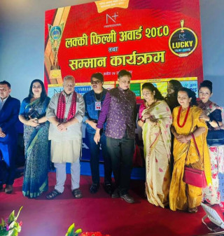 लक्कि फिल्मी अवार्डमा छक्का पन्जा ४ ‘लक्की’ 