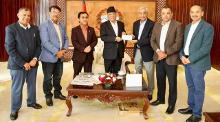 कांग्रेसले भूकम्पपीडितका लागि सरकारलाई दियो ५० लाख