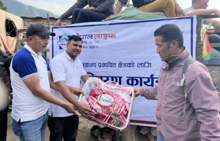 नेपाल लाइफ इन्स्योरेन्सद्वारा भूकम्प प्रभावितका लागि १० लाख रुपैयाँ बराबरको राहत सामाग्री प्रदान