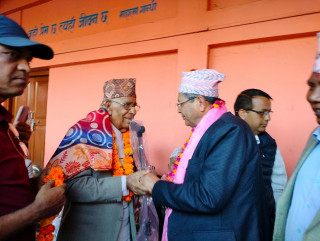 सभामुख घिमिरेद्वारा ३०१ जना वृद्धलाई लौरो वितरण
