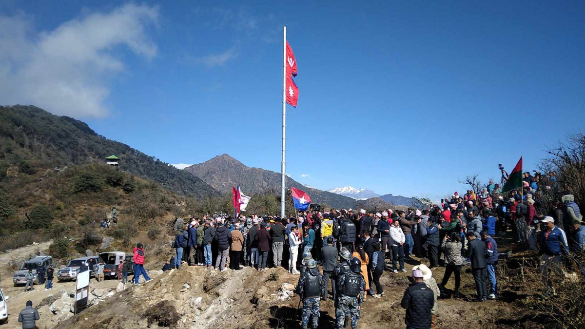 पाँचथरको चिवाभन्ज्याङमा ओलीले फहराए नेपालको राष्ट्रिय झण्डा (तस्बिरहरू)