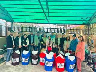 कामना सेवा विकास बैंकको सरसफाई अभियानमा  डस्टबिन हस्तान्तरण