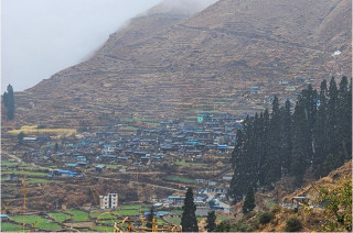 रुकुम पूर्वको मध्यपहाडी सडकछेउमा मगर समुदायको बस्ती भएको लुकुम गाउँ