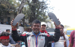 मिटरब्याज पीडितद्वारा जुत्ता चप्पल फुकालेर विरोध प्रदर्शन